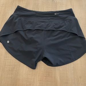 Lululemon size 8 speed up mid rise 4 inch short